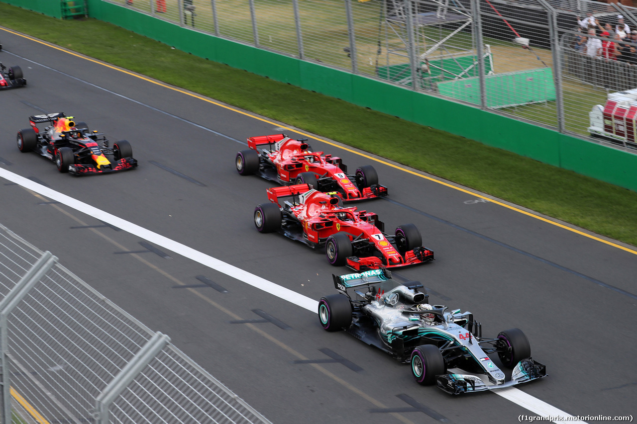 GP AUSTRALIA, 25.03.2018 - Gara, Start of the race, Lewis Hamilton (GBR) Mercedes AMG F1 W09 davanti a Kimi Raikkonen (FIN) Ferrari SF71H e Sebastian Vettel (GER) Ferrari SF71H