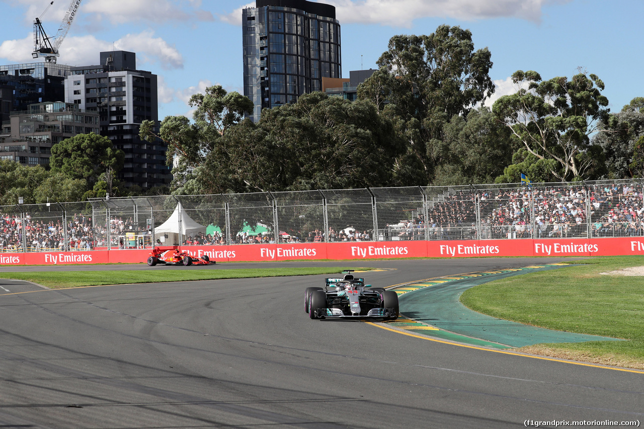 GP AUSTRALIA, 25.03.2018 - Gara, Lewis Hamilton (GBR) Mercedes AMG F1 W09 davanti a Sebastian Vettel (GER) Ferrari SF71H