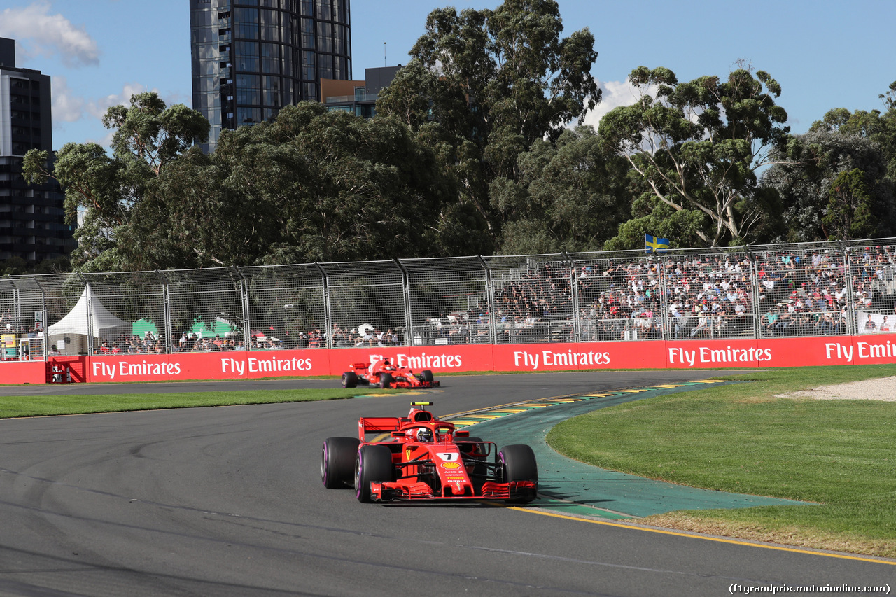 GP AUSTRALIA, 25.03.2018 - Gara, Kimi Raikkonen (FIN) Ferrari SF71H davanti a Sebastian Vettel (GER) Ferrari SF71H