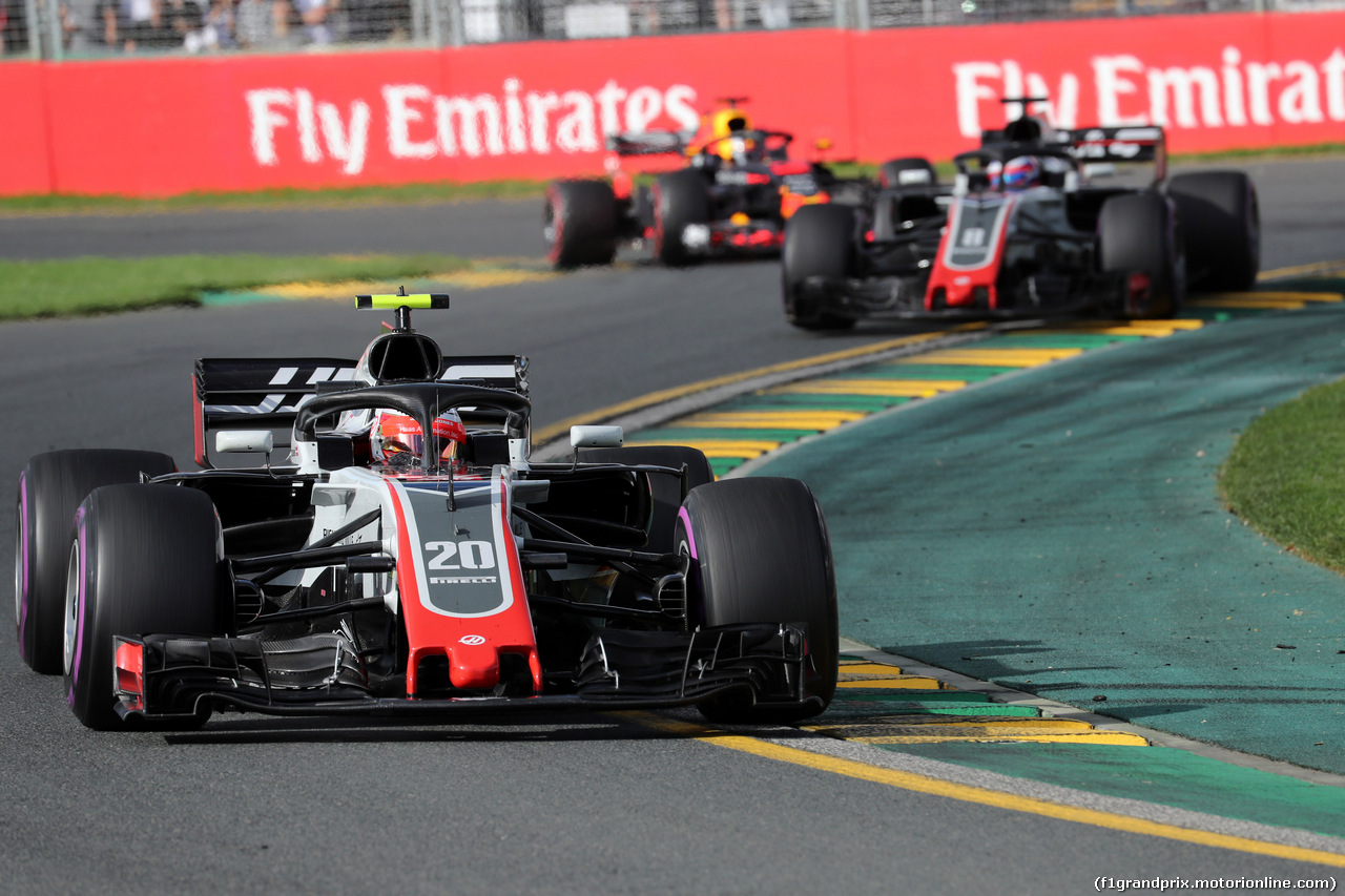 GP AUSTRALIA, 25.03.2018 - Gara, Kevin Magnussen (DEN) Haas F1 Team VF-18 davanti a Romain Grosjean (FRA) Haas F1 Team VF-18