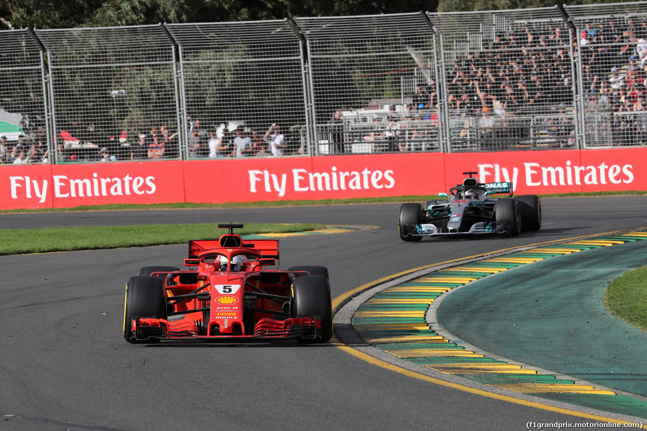 GP AUSTRALIA, 25.03.2018 - Gara, Sebastian Vettel (GER) Ferrari SF71H e Lewis Hamilton (GBR) Mercedes AMG F1 W09