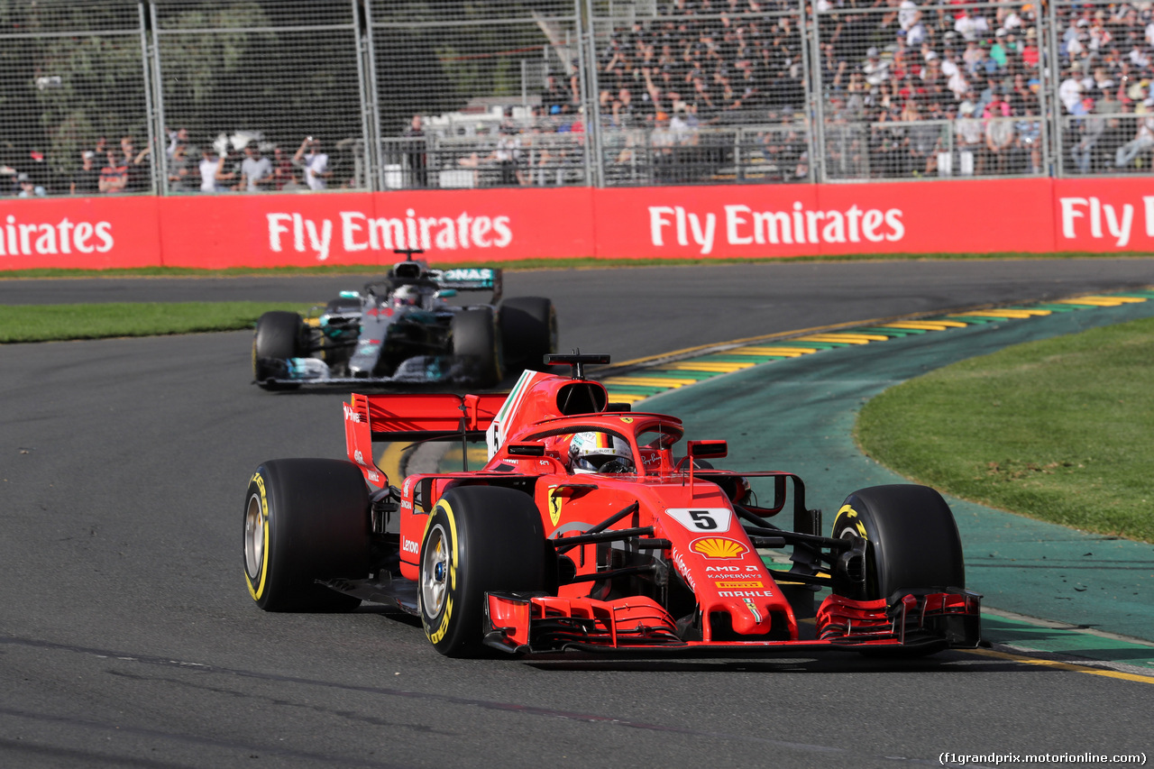 GP AUSTRALIA, 25.03.2018 - Gara, Sebastian Vettel (GER) Ferrari SF71H e Lewis Hamilton (GBR) Mercedes AMG F1 W09