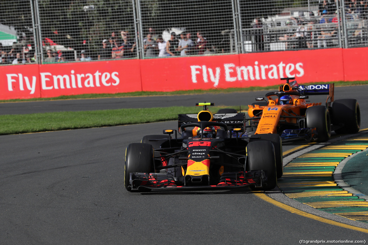 GP AUSTRALIA, 25.03.2018 - Gara, Max Verstappen (NED) Red Bull Racing RB14 davanti a Fernando Alonso (ESP) McLaren MCL33