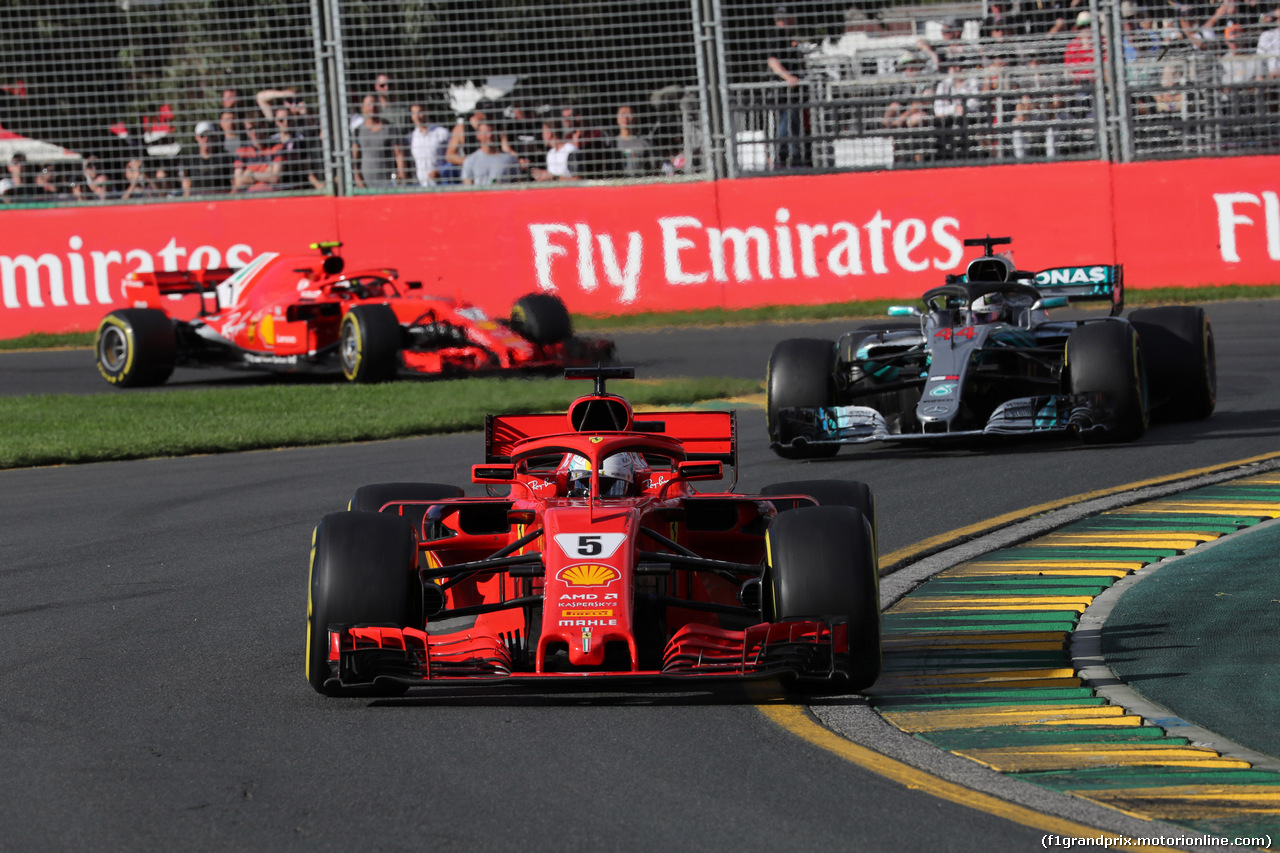 GP AUSTRALIA, 25.03.2018 - Gara, Sebastian Vettel (GER) Ferrari SF71H davanti a Lewis Hamilton (GBR) Mercedes AMG F1 W09