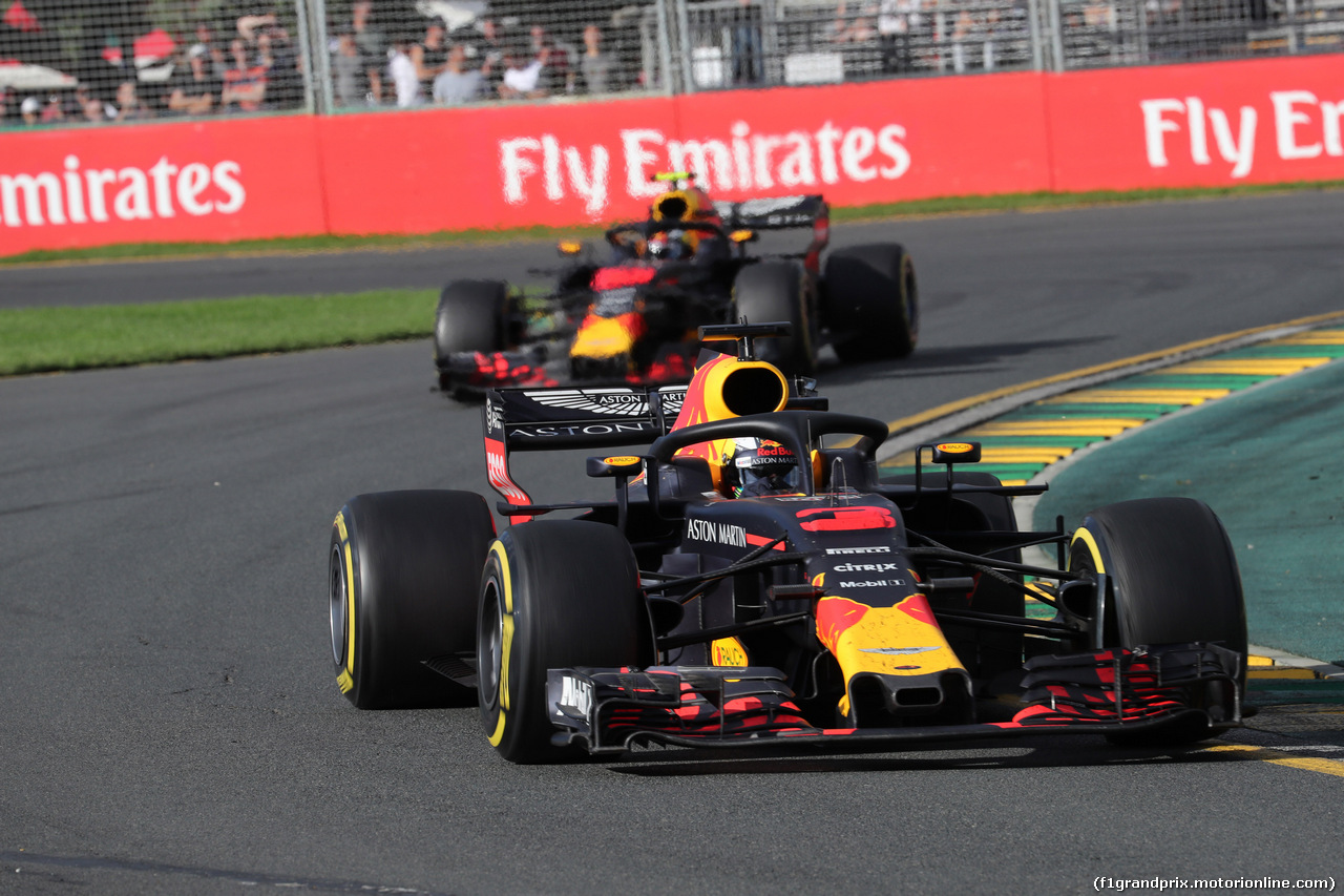 GP AUSTRALIA, 25.03.2018 - Gara, Daniel Ricciardo (AUS) Red Bull Racing RB14 davanti a Max Verstappen (NED) Red Bull Racing RB14