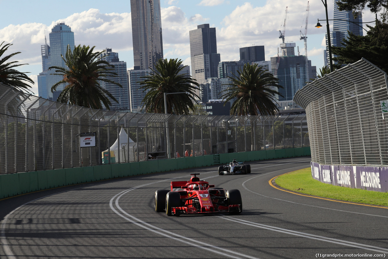 GP AUSTRALIA, 25.03.2018 - Gara, Sebastian Vettel (GER) Ferrari SF71H davanti a Lewis Hamilton (GBR) Mercedes AMG F1 W09