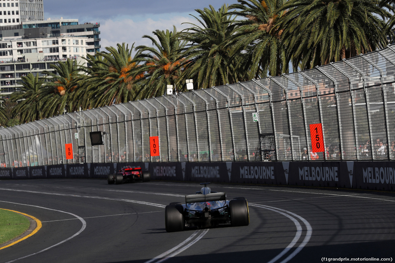 GP AUSTRALIA, 25.03.2018 - Gara, Sebastian Vettel (GER) Ferrari SF71H e Lewis Hamilton (GBR) Mercedes AMG F1 W09