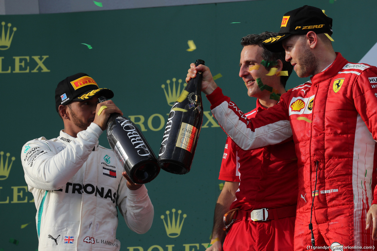 GP AUSTRALIA, 25.03.2018 - Gara, 2nd place Lewis Hamilton (GBR) Mercedes AMG F1 W09, Iñaki Rueda (ESP) Ferrari Strategy e Sebastian Vettel (GER) Ferrari SF71H vincitore