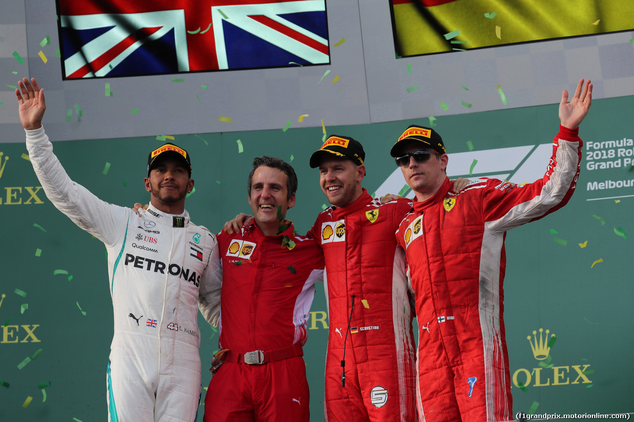 GP AUSTRALIA, 25.03.2018 - Gara, 2nd place Lewis Hamilton (GBR) Mercedes AMG F1 W09, Iñaki Rueda (ESP) Ferrari Strategy, Sebastian Vettel (GER) Ferrari SF71H vincitore e 3rd place Kimi Raikkonen (FIN) Ferrari SF71H