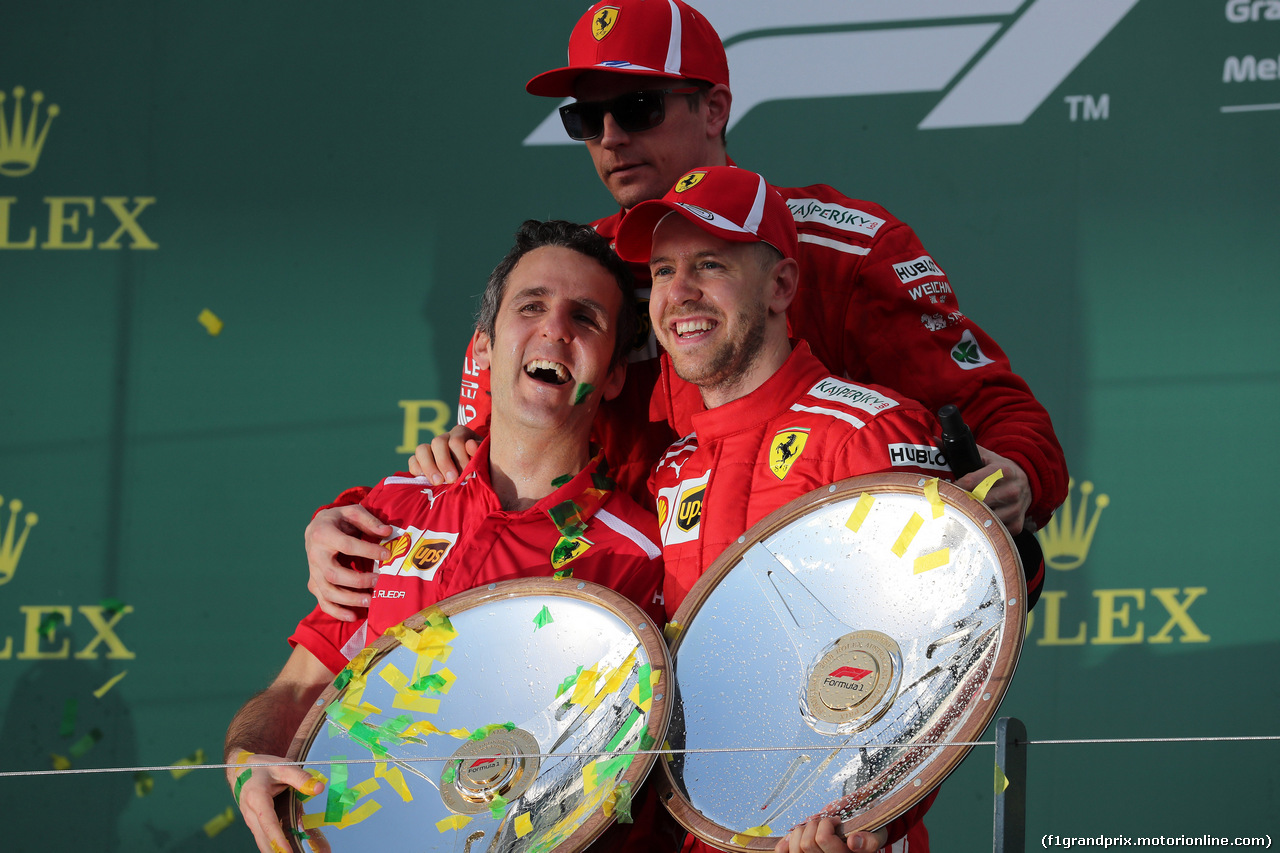 GP AUSTRALIA, 25.03.2018 - Gara, 1st place Sebastian Vettel (GER) Ferrari SF71H e 3rd place Kimi Raikkonen (FIN) Ferrari SF71H with Iñaki Rueda (ESP) Ferrari Strategy