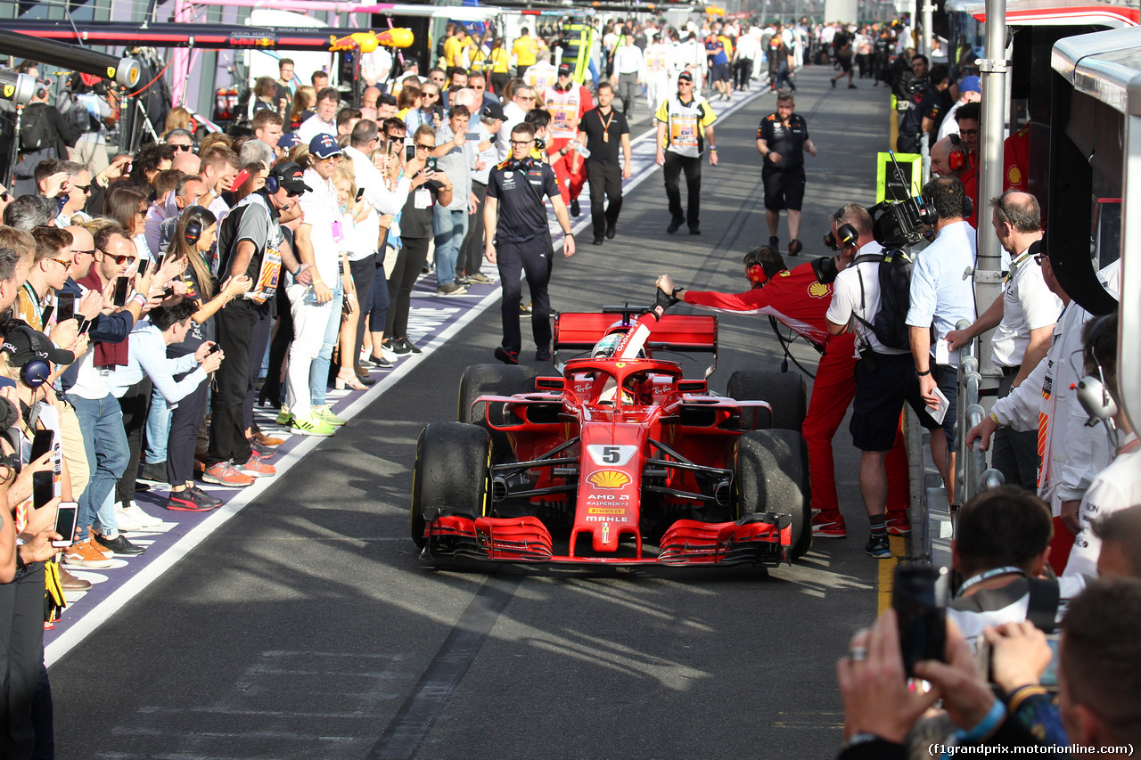 GP AUSTRALIA, 25.03.2018 - Gara, Sebastian Vettel (GER) Ferrari SF71H vincitore e Riccardo Adami (ITA) Ferrari Gara Engineer