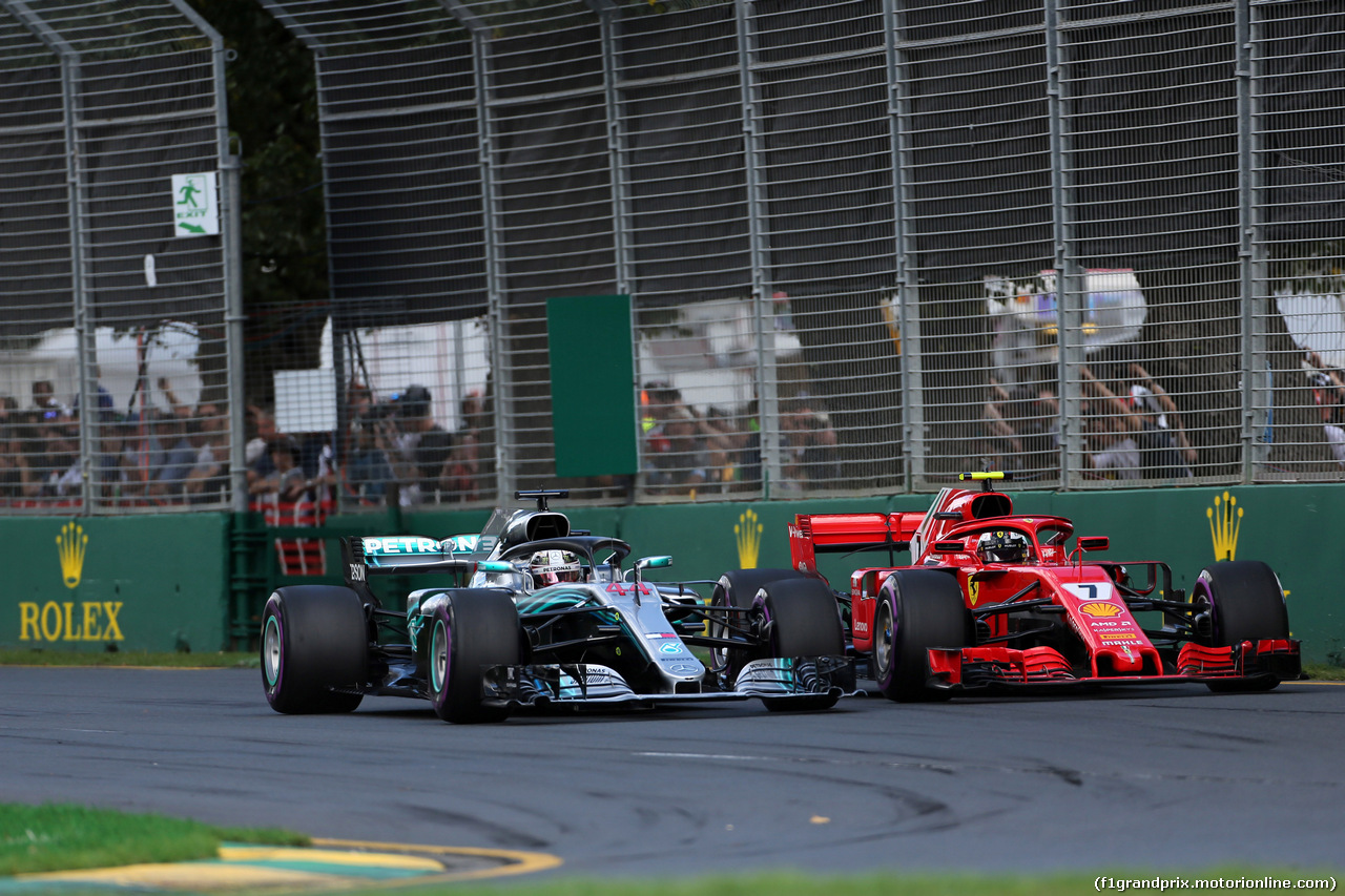 GP AUSTRALIA, 25.03.2018 - Gara, Lewis Hamilton (GBR) Mercedes AMG F1 W09 e Kimi Raikkonen (FIN) Ferrari SF71H