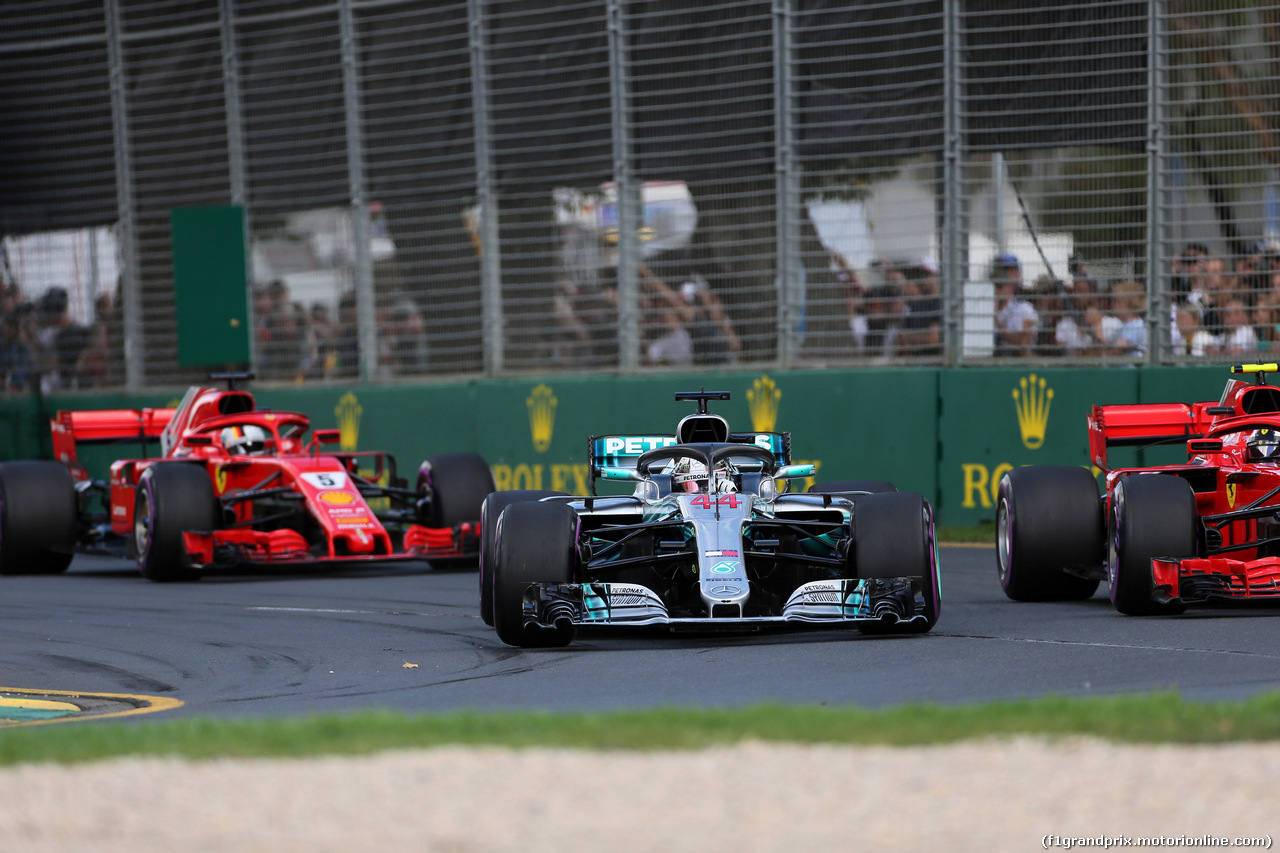 GP AUSTRALIA, 25.03.2018 - Gara, Lewis Hamilton (GBR) Mercedes AMG F1 W09 e Kimi Raikkonen (FIN) Ferrari SF71H