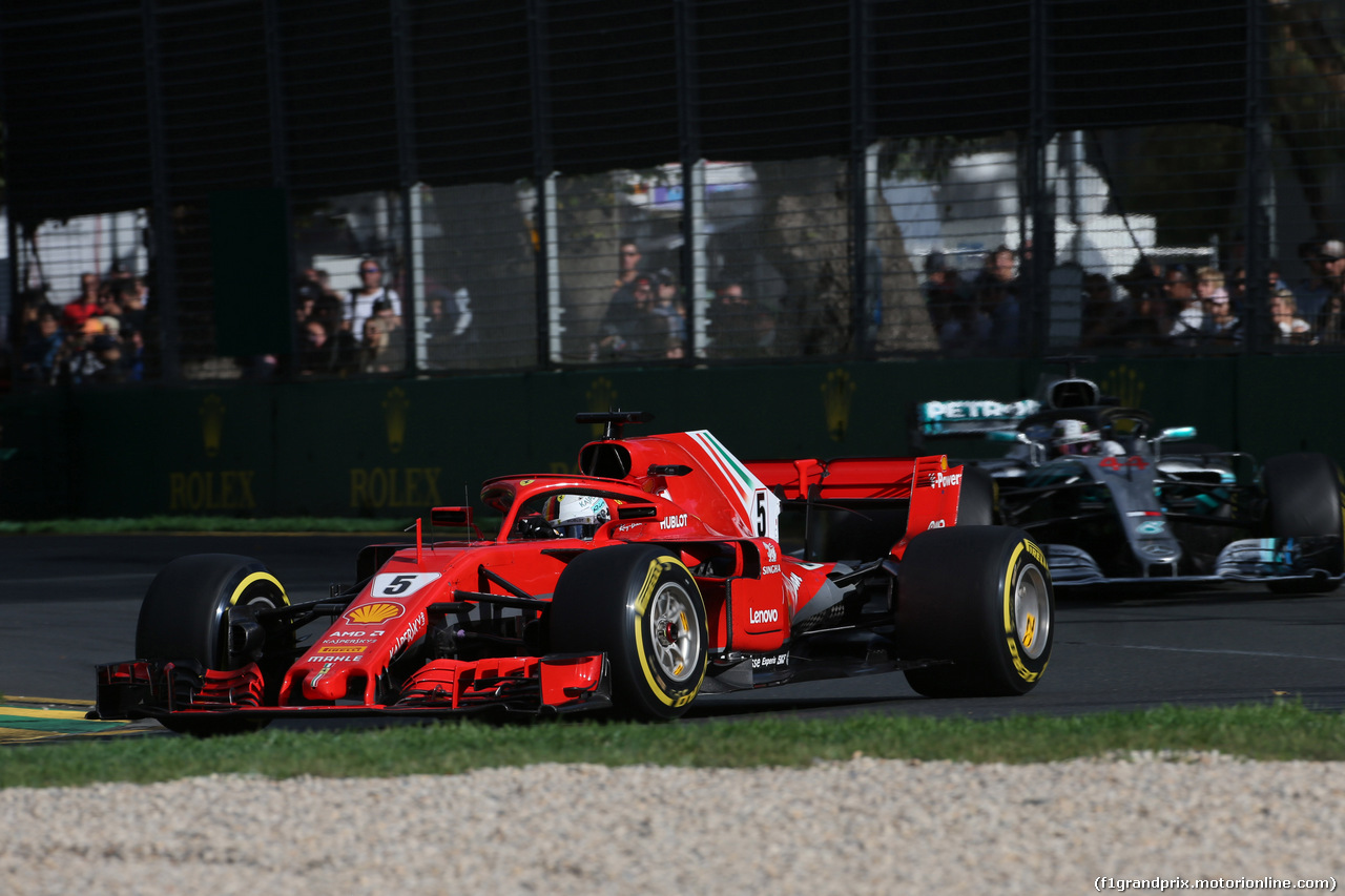 GP AUSTRALIA, 25.03.2018 - Gara, Sebastian Vettel (GER) Ferrari SF71H davanti a Lewis Hamilton (GBR) Mercedes AMG F1 W09