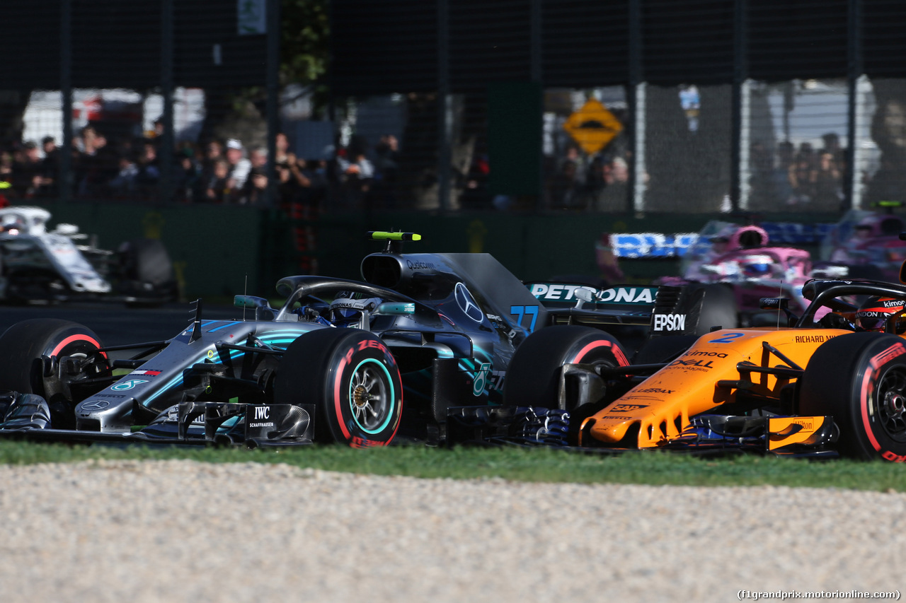 GP AUSTRALIA, 25.03.2018 - Gara, Valtteri Bottas (FIN) Mercedes AMG F1 W09 e Stoffel Vandoorne (BEL) McLaren MCL33