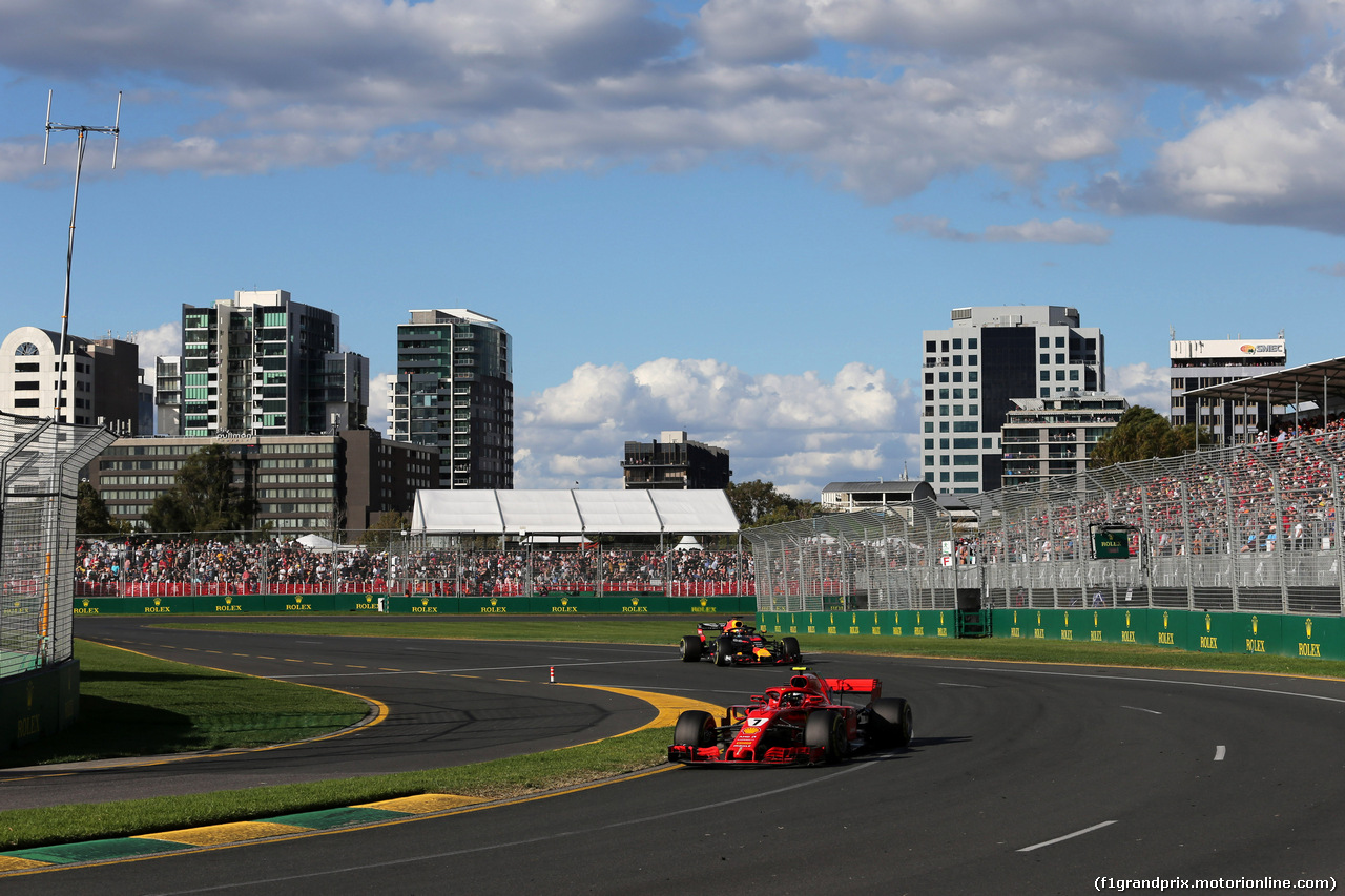 GP AUSTRALIA, 25.03.2018 - Gara, Kimi Raikkonen (FIN) Ferrari SF71H davanti a Daniel Ricciardo (AUS) Red Bull Racing RB14