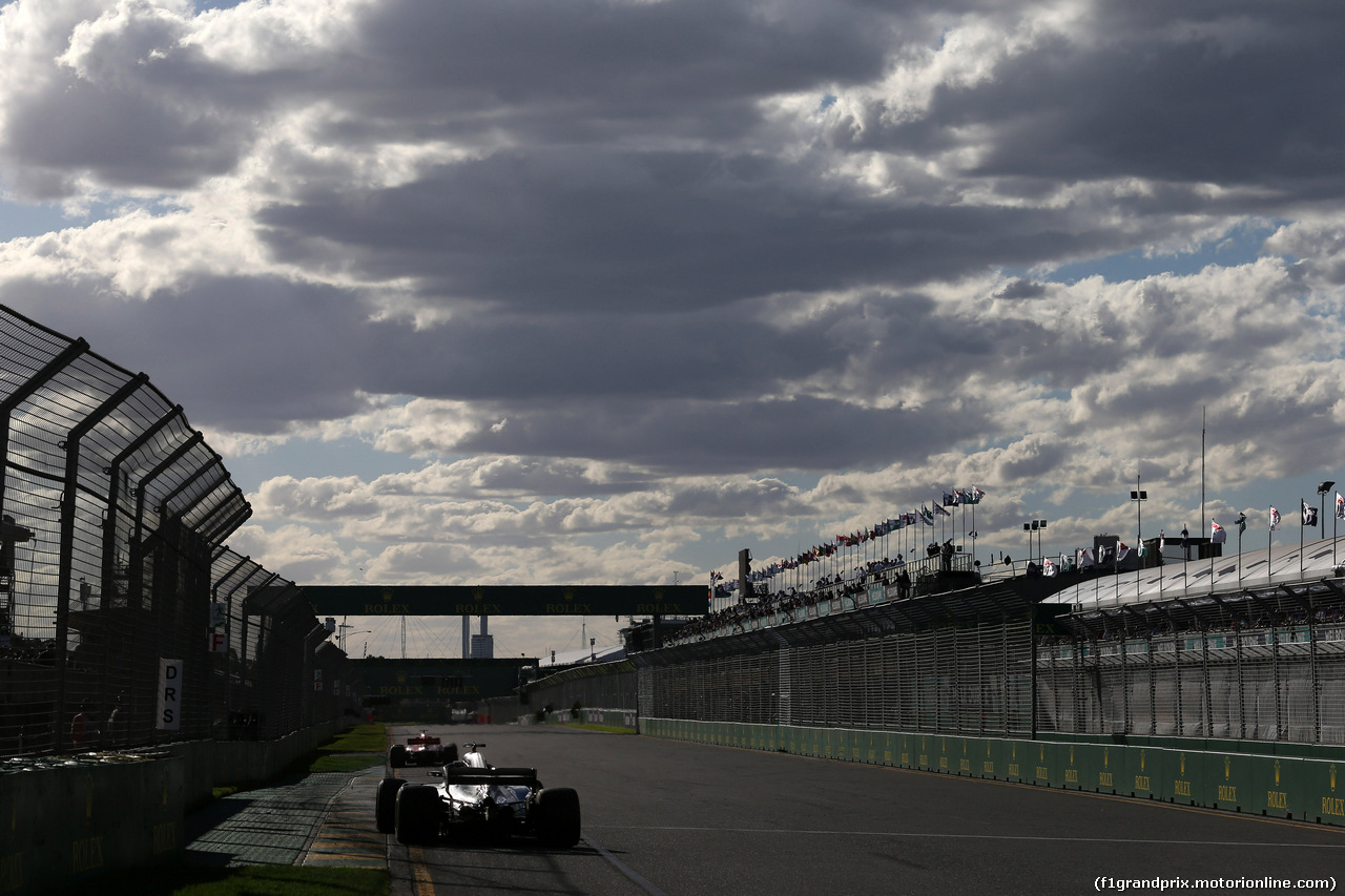 GP AUSTRALIA, 25.03.2018 - Gara, Sebastian Vettel (GER) Ferrari SF71H e Lewis Hamilton (GBR) Mercedes AMG F1 W09