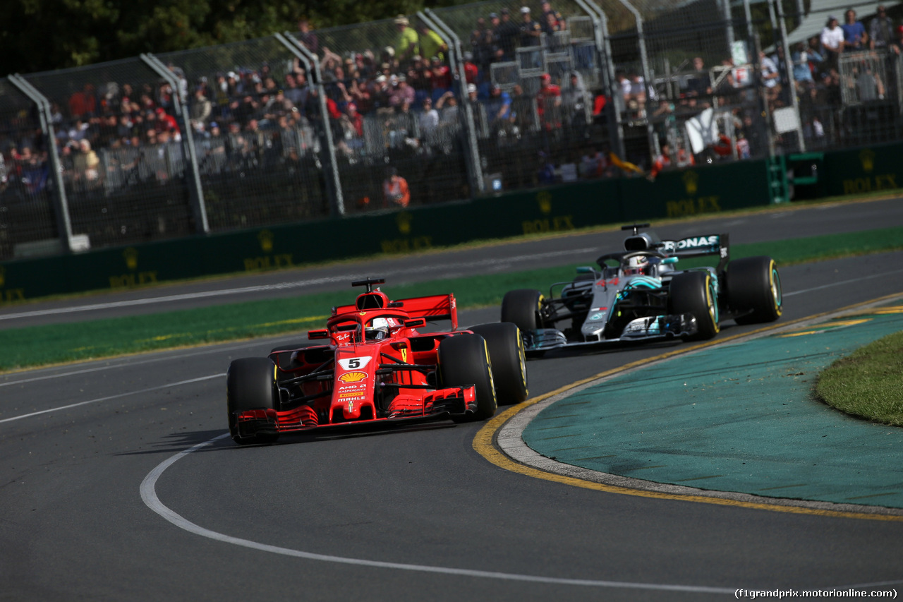 GP AUSTRALIA, 25.03.2018 - Gara, Sebastian Vettel (GER) Ferrari SF71H e Lewis Hamilton (GBR) Mercedes AMG F1 W09