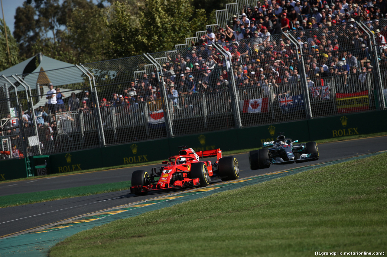 GP AUSTRALIA, 25.03.2018 - Gara, Sebastian Vettel (GER) Ferrari SF71H e Lewis Hamilton (GBR) Mercedes AMG F1 W09