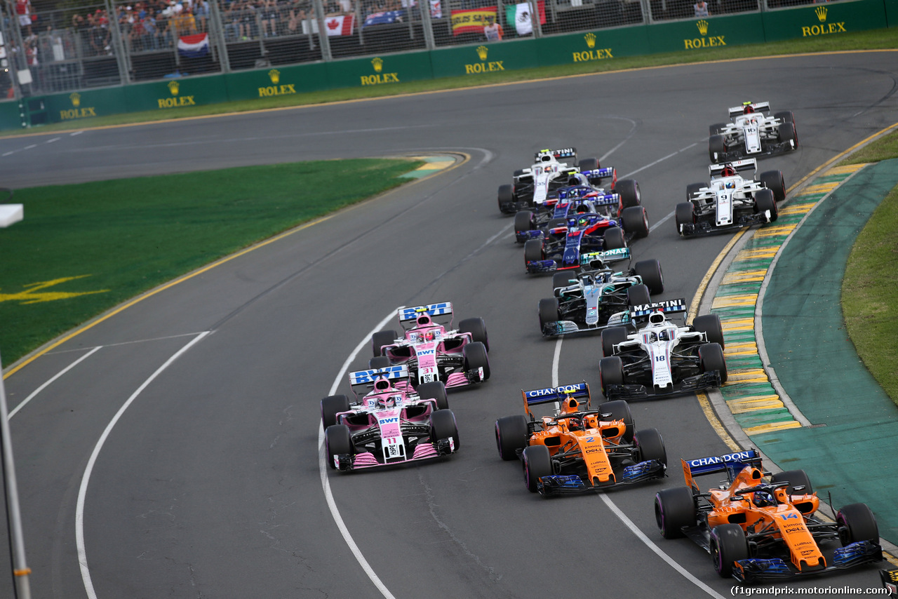 GP AUSTRALIA, 25.03.2018 - Gara, Start of the race, Fernando Alonso (ESP) McLaren MCL33 e Stoffel Vandoorne (BEL) McLaren MCL33