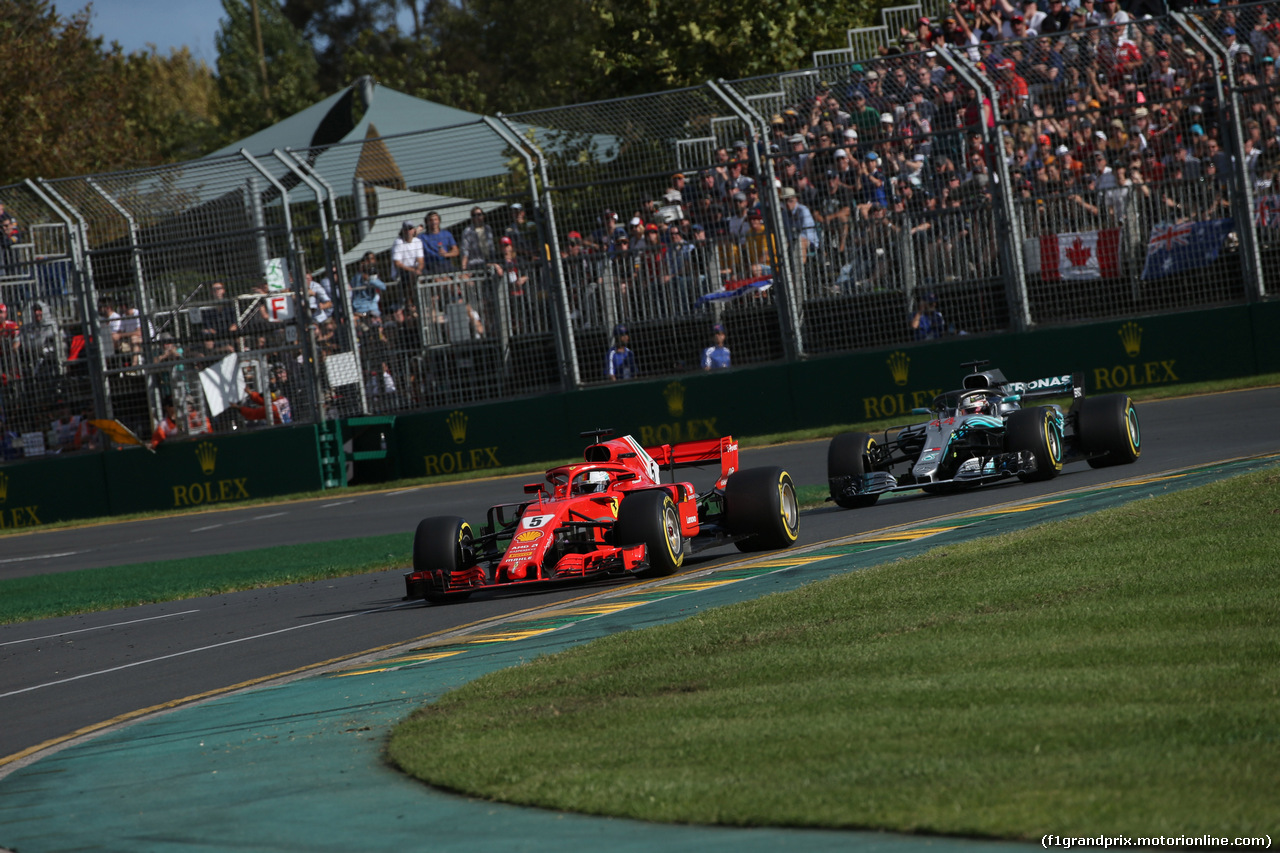 GP AUSTRALIA, 25.03.2018 - Gara, Sebastian Vettel (GER) Ferrari SF71H e Lewis Hamilton (GBR) Mercedes AMG F1 W09