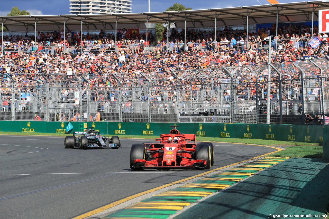 GP AUSTRALIA, 25.03.2018 - Gara, Sebastian Vettel (GER) Ferrari SF71H e Lewis Hamilton (GBR) Mercedes AMG F1 W09