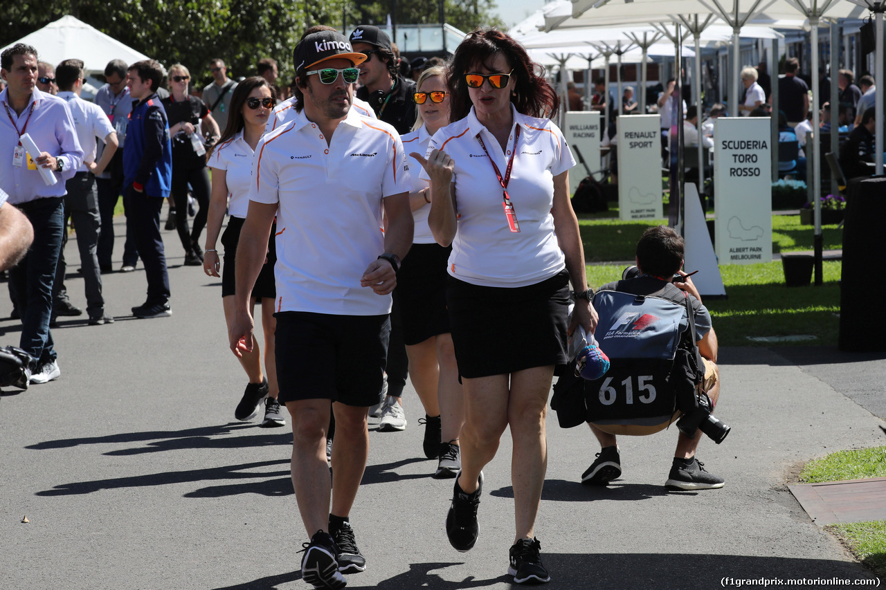 GP AUSTRALIA, 22.03.2018 - Fernando Alonso (ESP) McLaren MCL33 e Silvia Frangipane Hoffer (ITA) Mclaren PR Officer