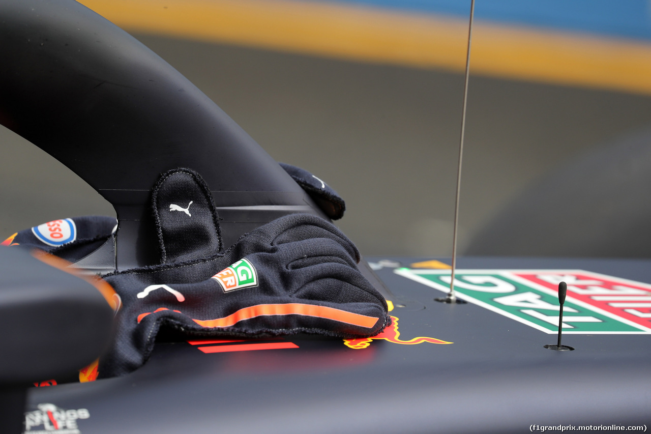 GP AUSTRALIA, 24.03.2018 - Prove Libere 3, The gloves of Daniel Ricciardo (AUS) Red Bull Racing RB14