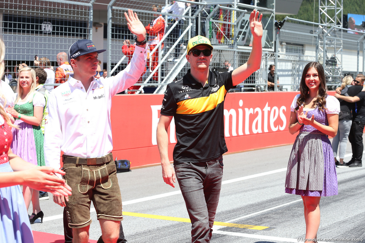 GP AUSTRIA, 01.07.2018- Max Verstappen (NED) Red Bull Racing RB14 e Nico Hulkenberg (GER) Renault Sport F1 Team RS18