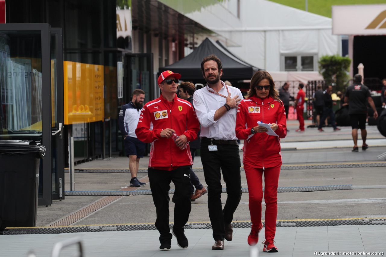 GP AUSTRIA, 28.06.2018- Kimi Raikkonen (FIN) Ferrari SF71H with Matteo Bonciani (ITA), F1 Head of Communications e Stefania Bocchi (ITA) Ferrari