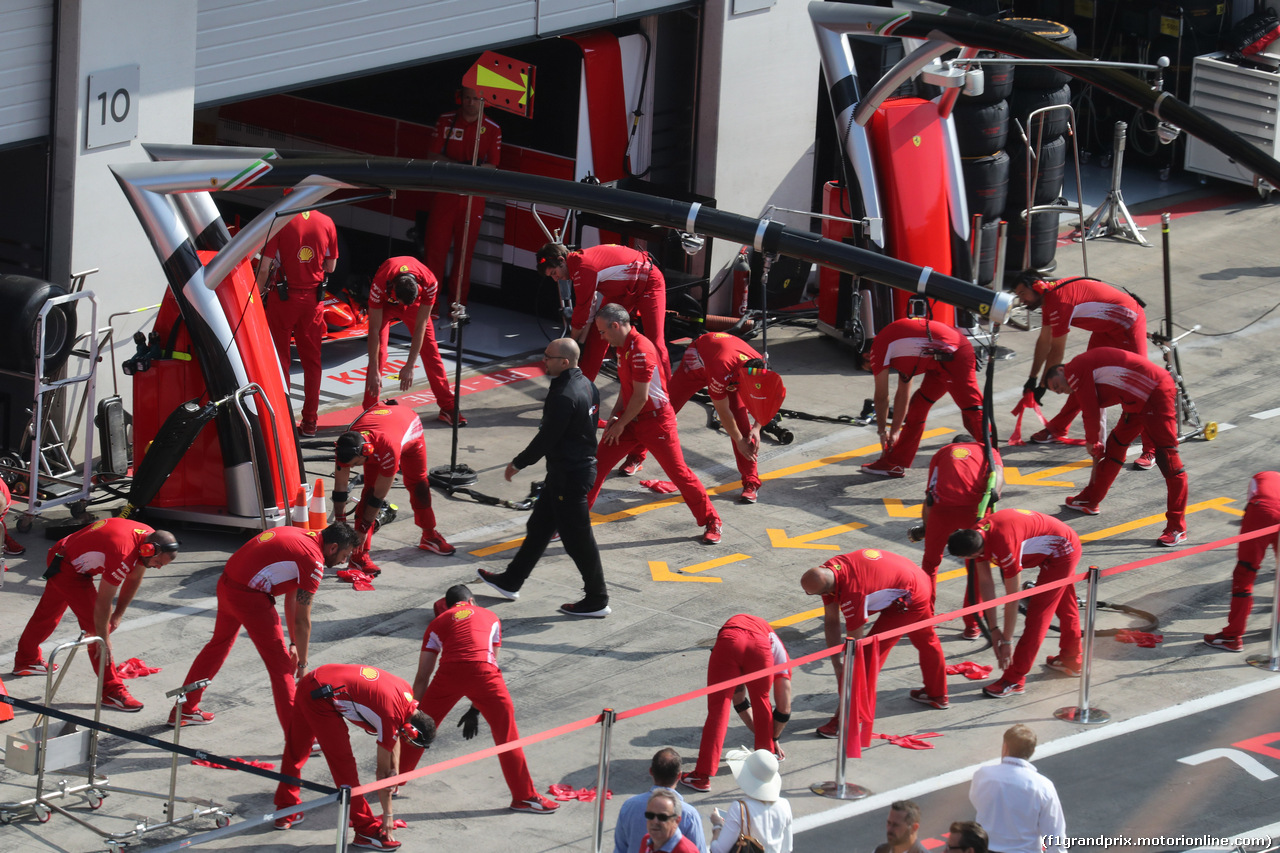 GP AUSTRIA, 30.06.2018- Ferrari meccanici doing training