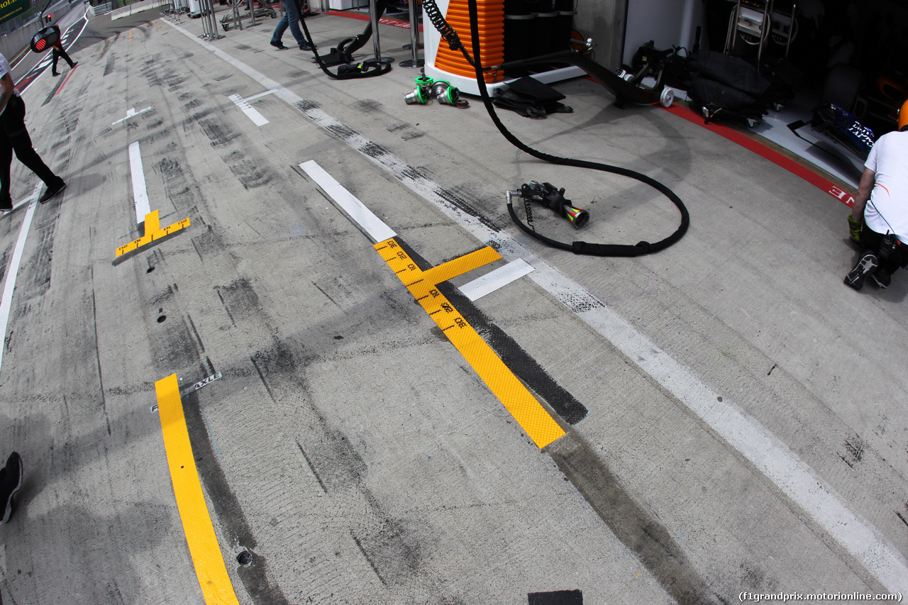GP AUSTRIA, 30.06.2018- The Mclaren pit stop 
it is not parallel to the pitlane