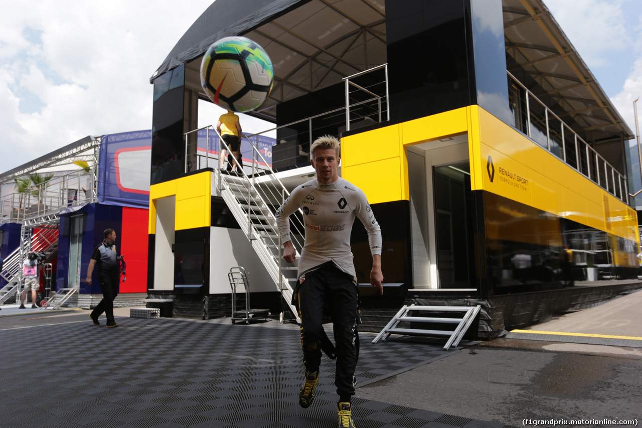 GP AUSTRIA, 30.06.2018- Nico Hulkenberg (GER) Renault Sport F1 Team RS18 play soccer