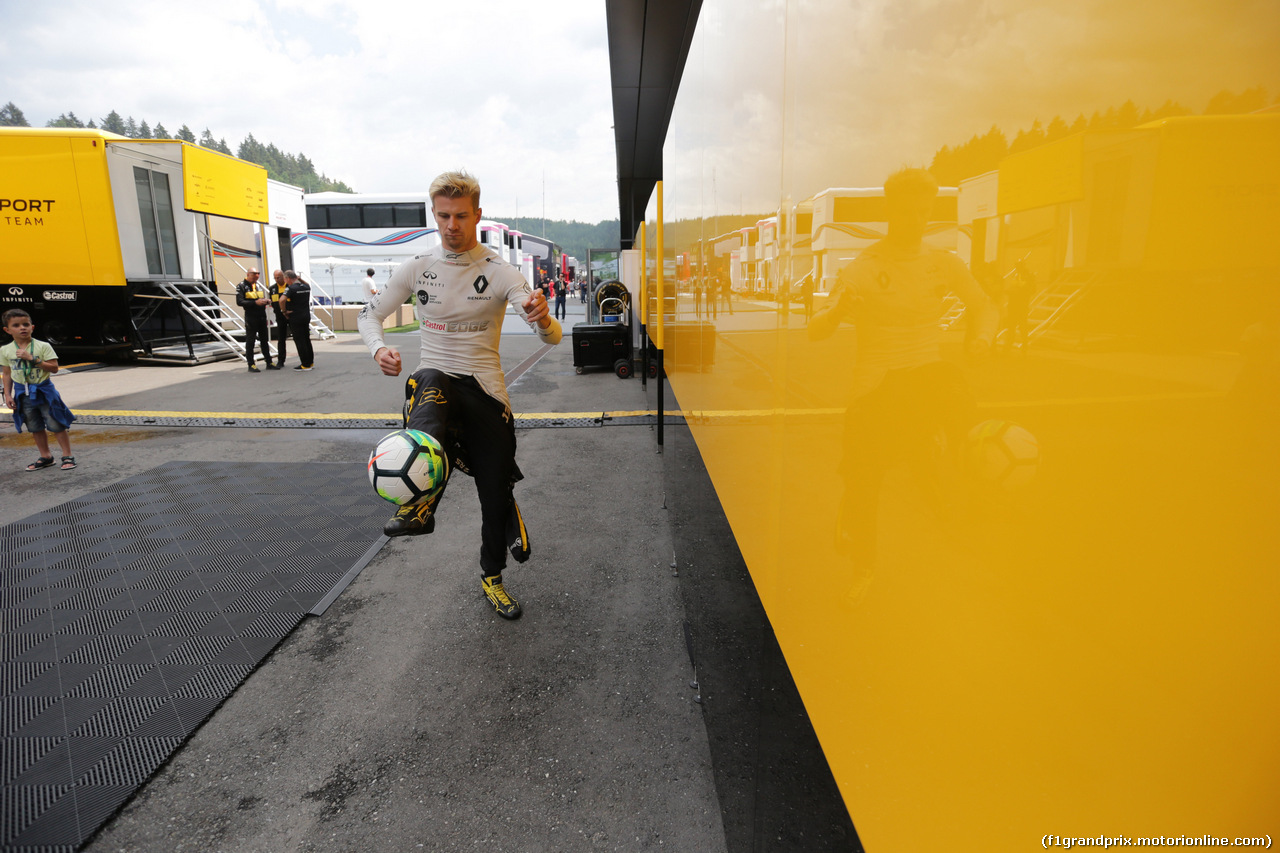 GP AUSTRIA, 30.06.2018- Nico Hulkenberg (GER) Renault Sport F1 Team RS18 play soccer