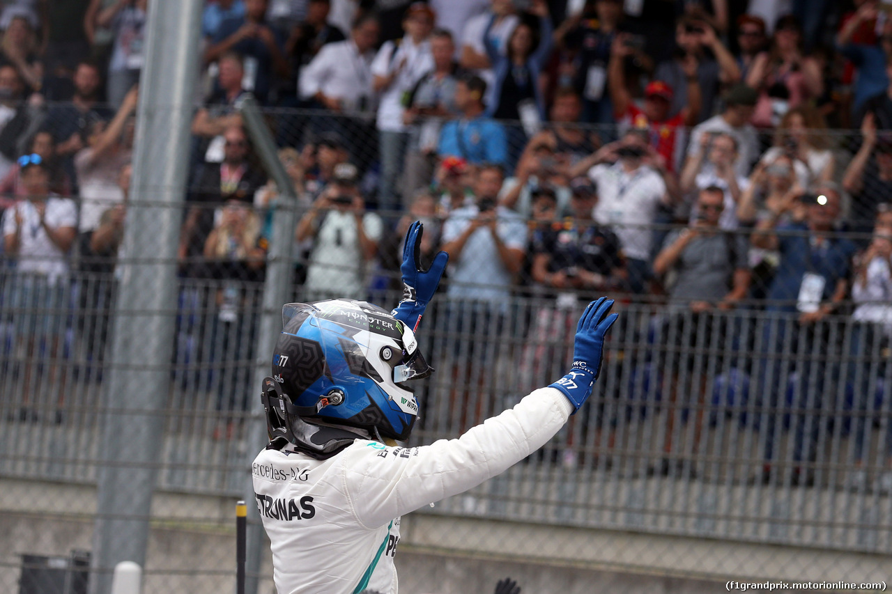 GP AUSTRIA, 30.06.2018- Qualifiche, Festeggiamenti in parc fermee, Pole Position Valtteri Bottas (FIN) Mercedes AMG F1 W09