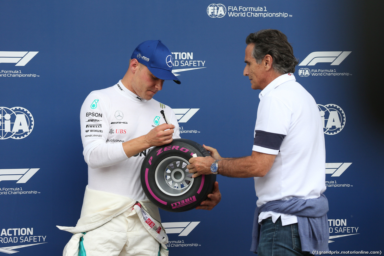 GP AUSTRIA, 30.06.2018- Qualifiche, Festeggiamenti in parc fermee, Pirelli pole position award Valtteri Bottas (FIN) Mercedes AMG F1 W09 with Nelson Piquet (BRA) Former F1 Driver