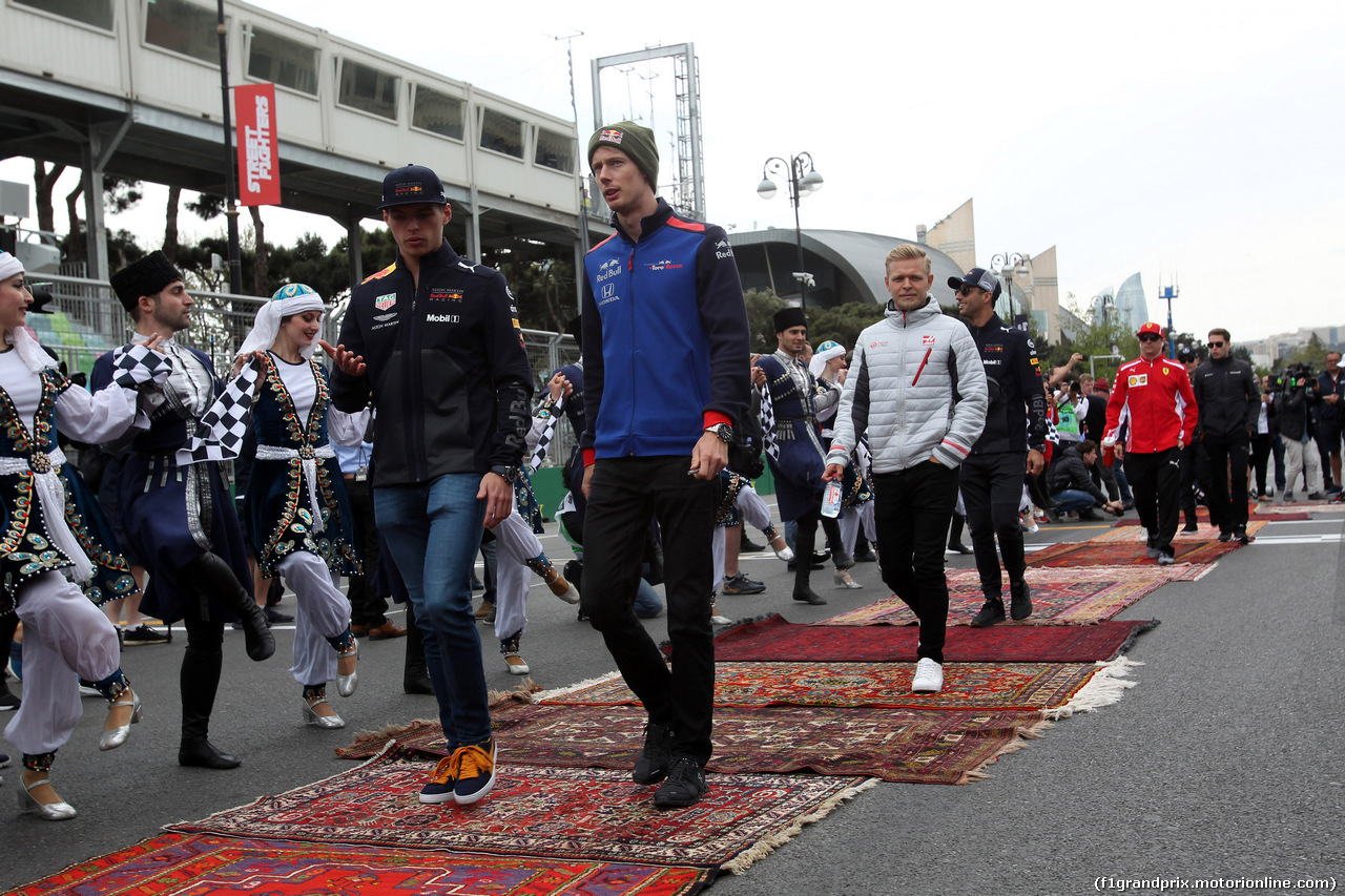 GP AZERBAIJAN, 29.04.2018 - Max Verstappen (NED) Red Bull Racing RB14 e Brendon Hartley (NZL) Scuderia Toro Rosso STR13