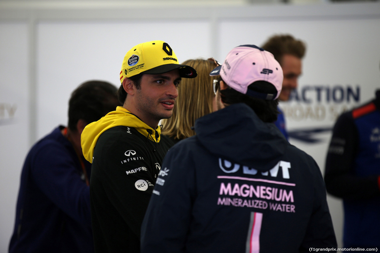 GP AZERBAIJAN, 29.04.2018 - Carlos Sainz Jr (ESP) Renault Sport F1 Team RS18 e Sergio Perez (MEX) Sahara Force India F1 VJM011