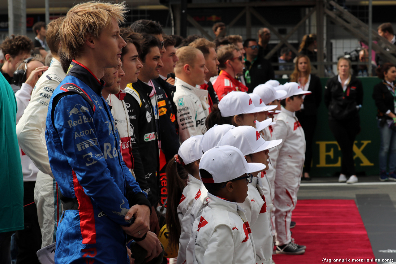 GP AZERBAIJAN, 29.04.2018 - Gara, The drives observe the national anthem