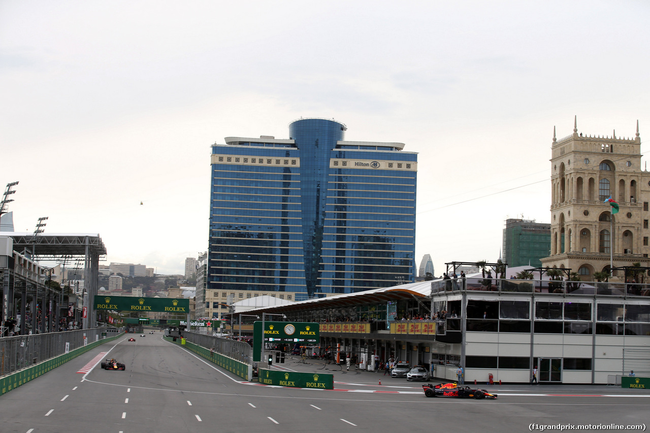 GP AZERBAIJAN, 29.04.2018 - Gara, Daniel Ricciardo (AUS) Red Bull Racing RB14 e Max Verstappen (NED) Red Bull Racing RB14