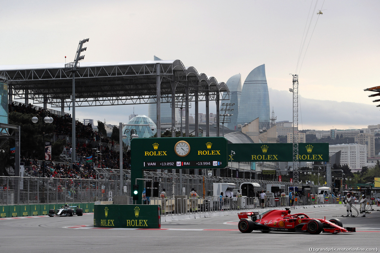 GP AZERBAIJAN, 29.04.2018 - Gara, Sebastian Vettel (GER) Ferrari SF71H davanti a Lewis Hamilton (GBR) Mercedes AMG F1 W09