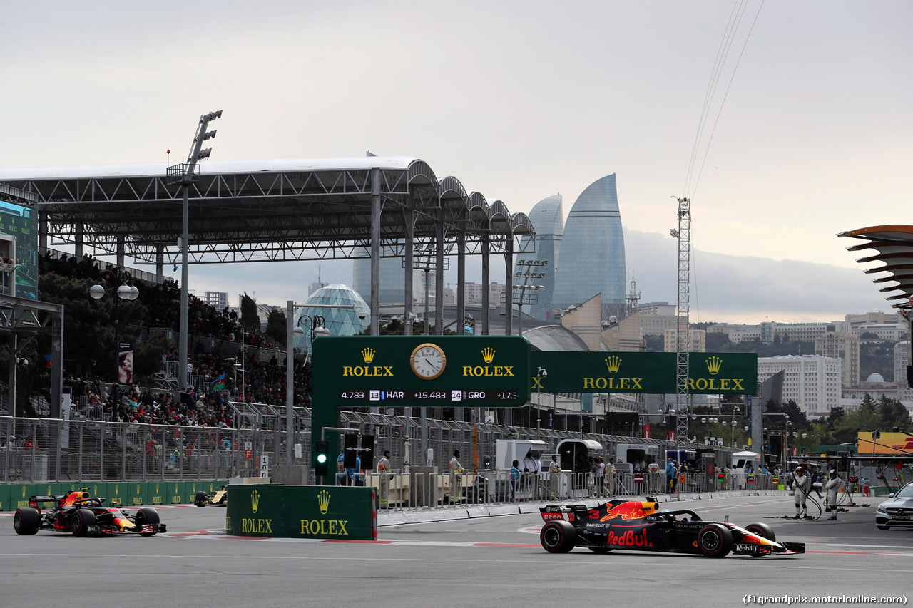 GP AZERBAIJAN, 29.04.2018 - Gara, Max Verstappen (NED) Red Bull Racing RB14 e Daniel Ricciardo (AUS) Red Bull Racing RB14