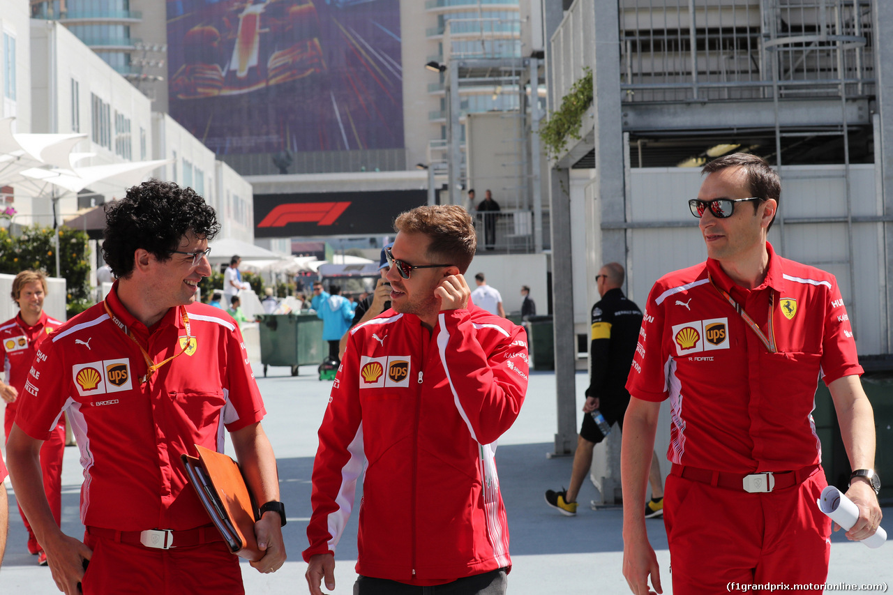 GP AZERBAIJAN, 26.04.2018 - Edoardo Brosco (ITA) Ferrari F1 – Track Engineer, Sebastian Vettel (GER) Ferrari SF71H e Riccardo Adami (ITA) Ferrari Gara Engineer