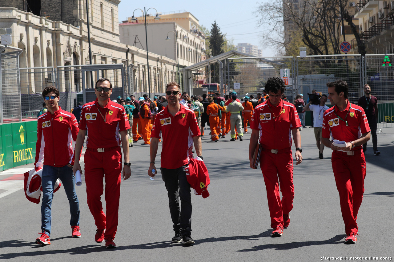 GP AZERBAIJAN, 26.04.2018 - (L-R) Antonio Giovinazzi (ITA), Riccardo Adami (ITA) Ferrari Gara Engineer, Sebastian Vettel (GER) Ferrari SF71H e Edoardo Brosco (ITA) Ferrari F1 – Track Engineer