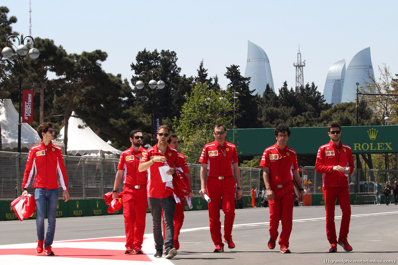 GP AZERBAIJAN, 26.04.2018 - Antonio Giovinazzi (ITA) Test Driver Ferrari, Sebastian Vettel (GER) Ferrari SF71H, Riccardo Adami (ITA) Ferrari Gara Engineer e Edoardo Brosco (ITA) Ferrari F1 – Track Engineer