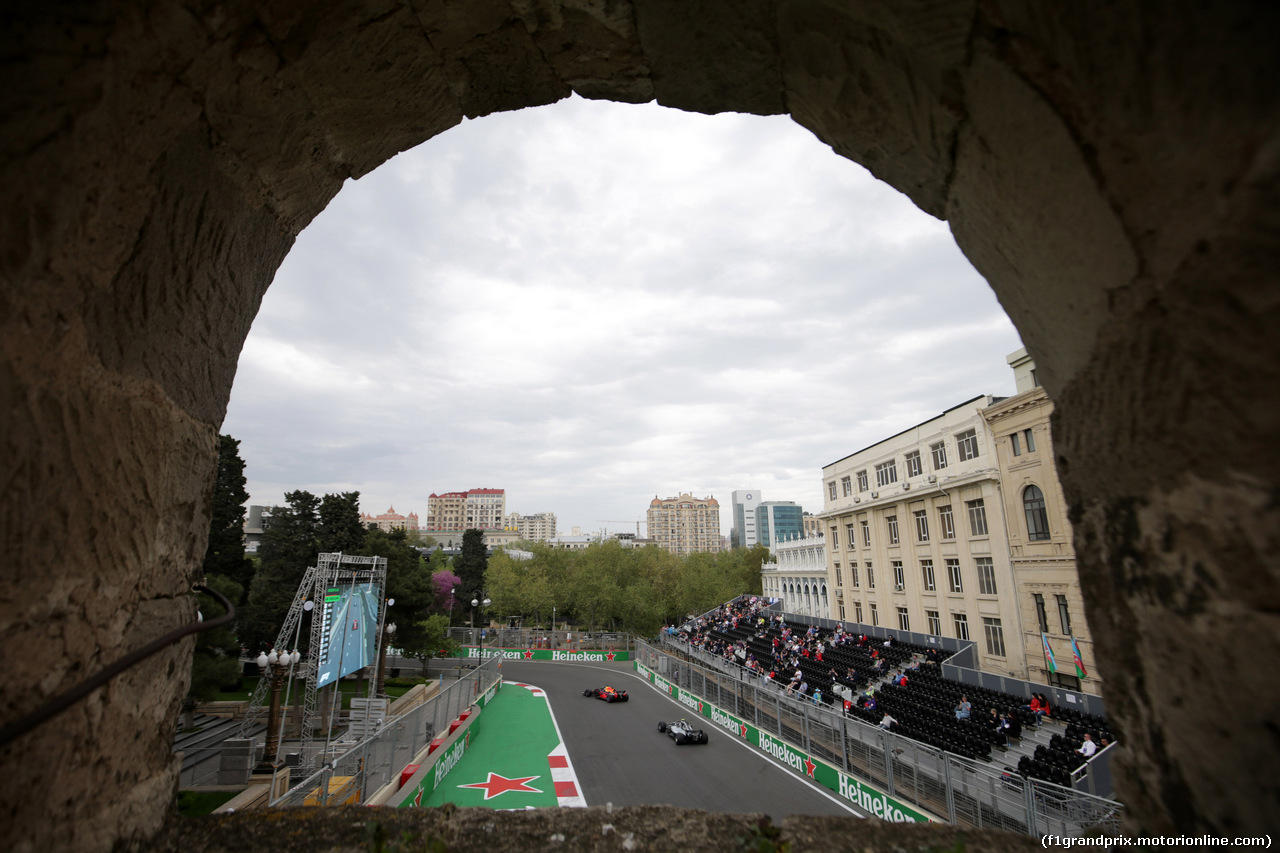 GP AZERBAIJAN, 28.04.2018 - Prove Libere 3, Daniel Ricciardo (AUS) Red Bull Racing RB14 e Valtteri Bottas (FIN) Mercedes AMG F1 W09