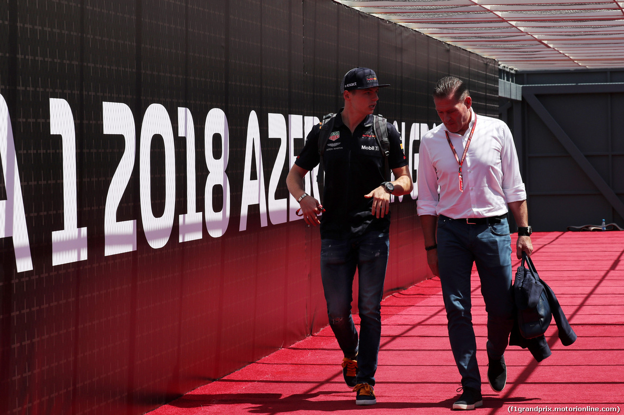 GP AZERBAIJAN, 27.04.2018 - Max Verstappen (NED) Red Bull Racing RB14 with his father Jos Verstappen (NED)