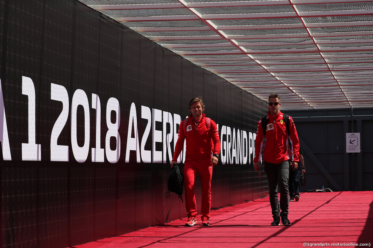 GP AZERBAIJAN, 27.04.2018 - Sebastian Vettel (GER) Ferrari SF71H e his personal trainer Antti Kontsas (FIN)