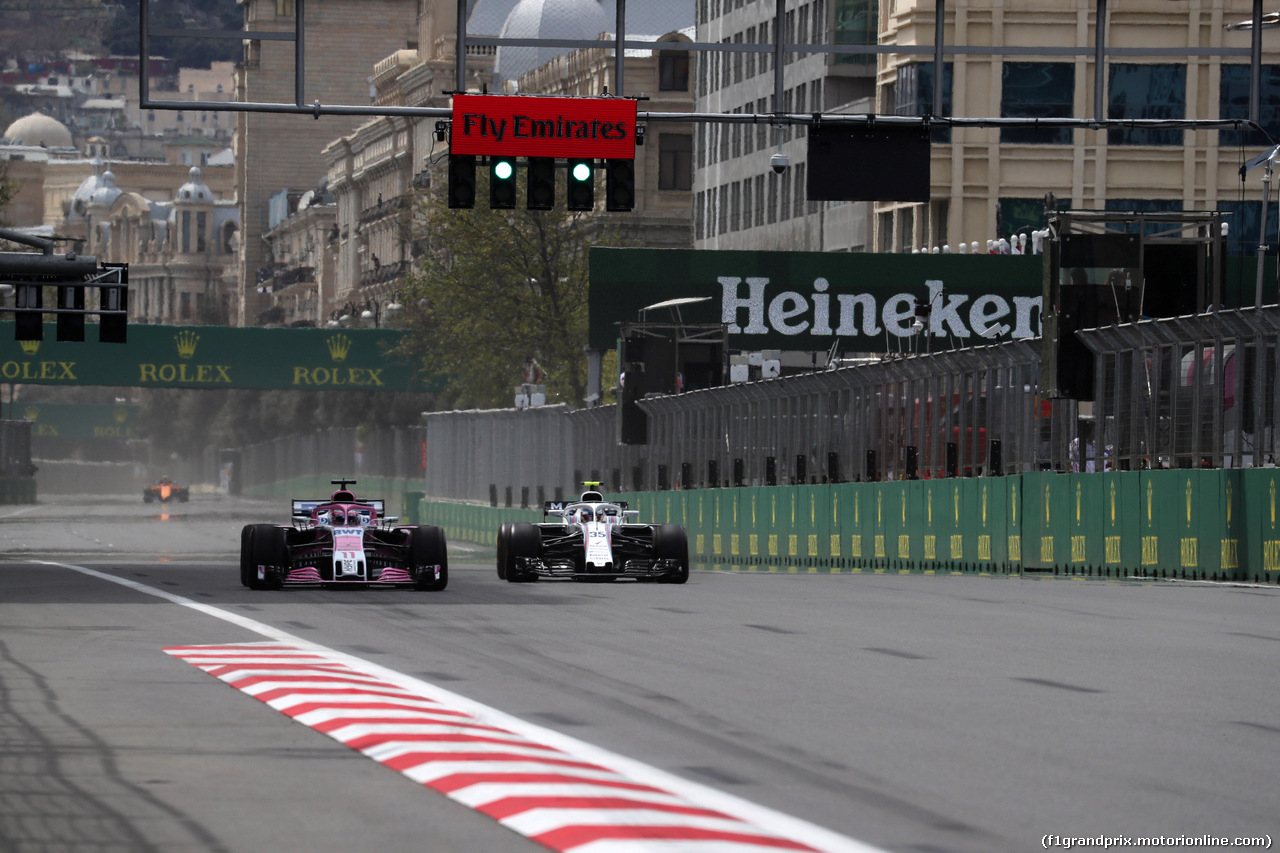 GP AZERBAIJAN, 27.04.2018 - Prove Libere 1, Sergio Perez (MEX) Sahara Force India F1 VJM011 e Sergey Sirotkin (RUS) Williams FW41