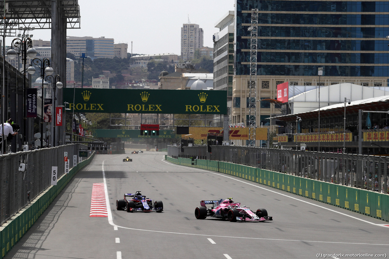 GP AZERBAIJAN, 27.04.2018 - Prove Libere 1, Brendon Hartley (NZL) Scuderia Toro Rosso STR13 e Esteban Ocon (FRA) Sahara Force India F1 VJM11